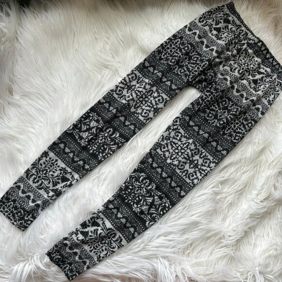 Cozy winter pattern leggings, size S - Picture 3 of 4